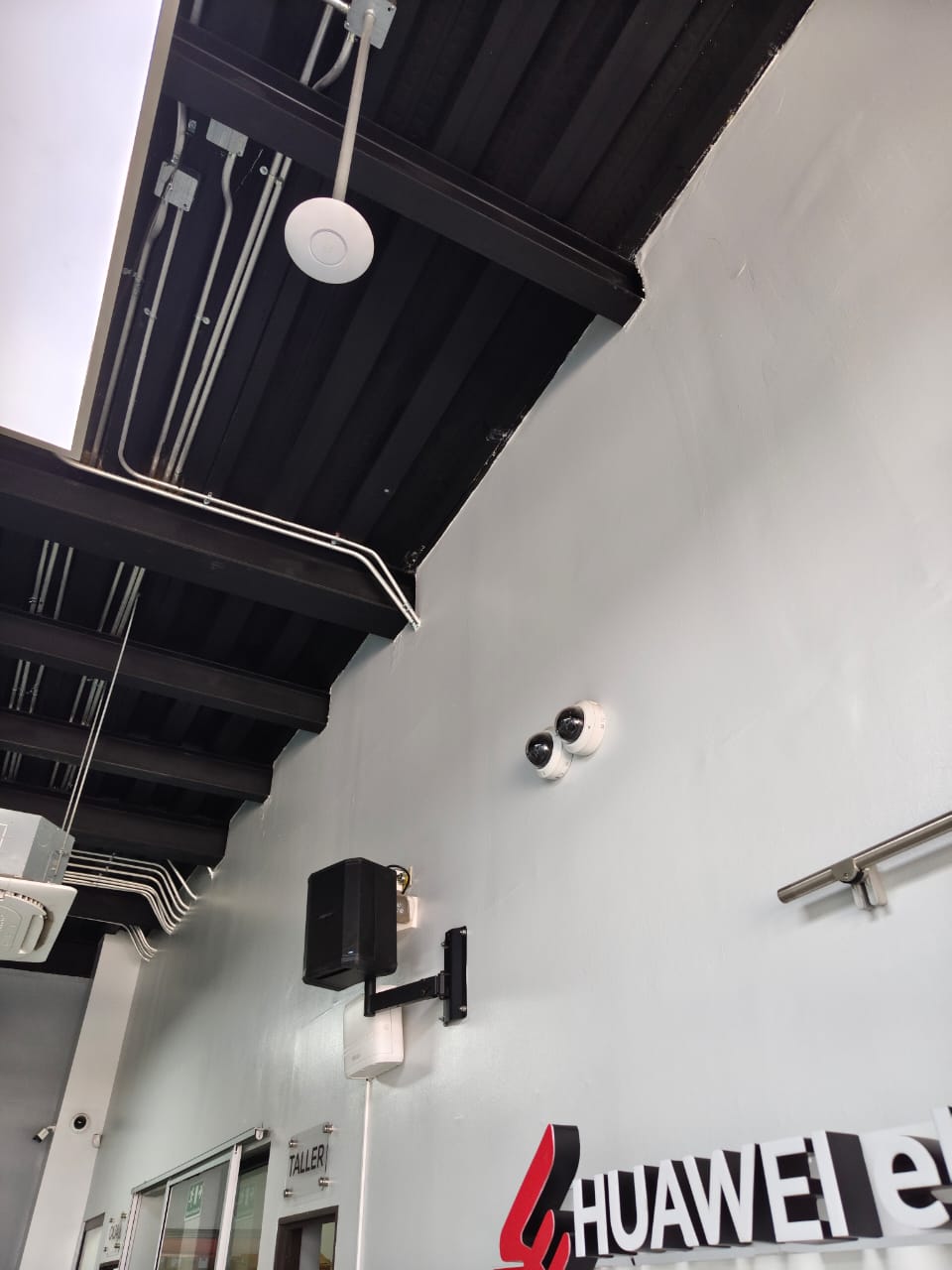 Cámaras domo instaladas en pared interior para monitoreo de pasillo