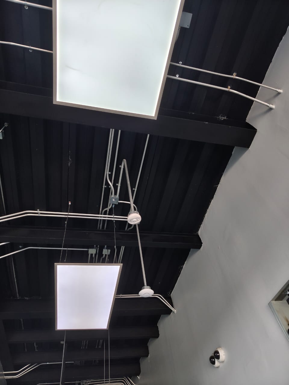 Trazado de canalización y dispositivos en techo para cableado y seguridad