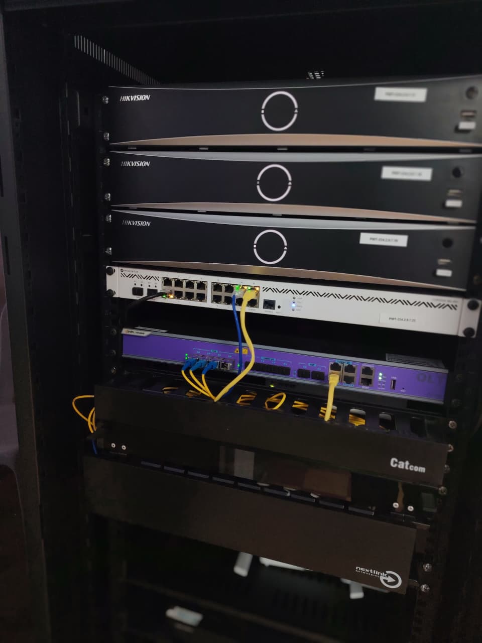 Vista frontal de centro de monitoreo y equipos de videovigilancia