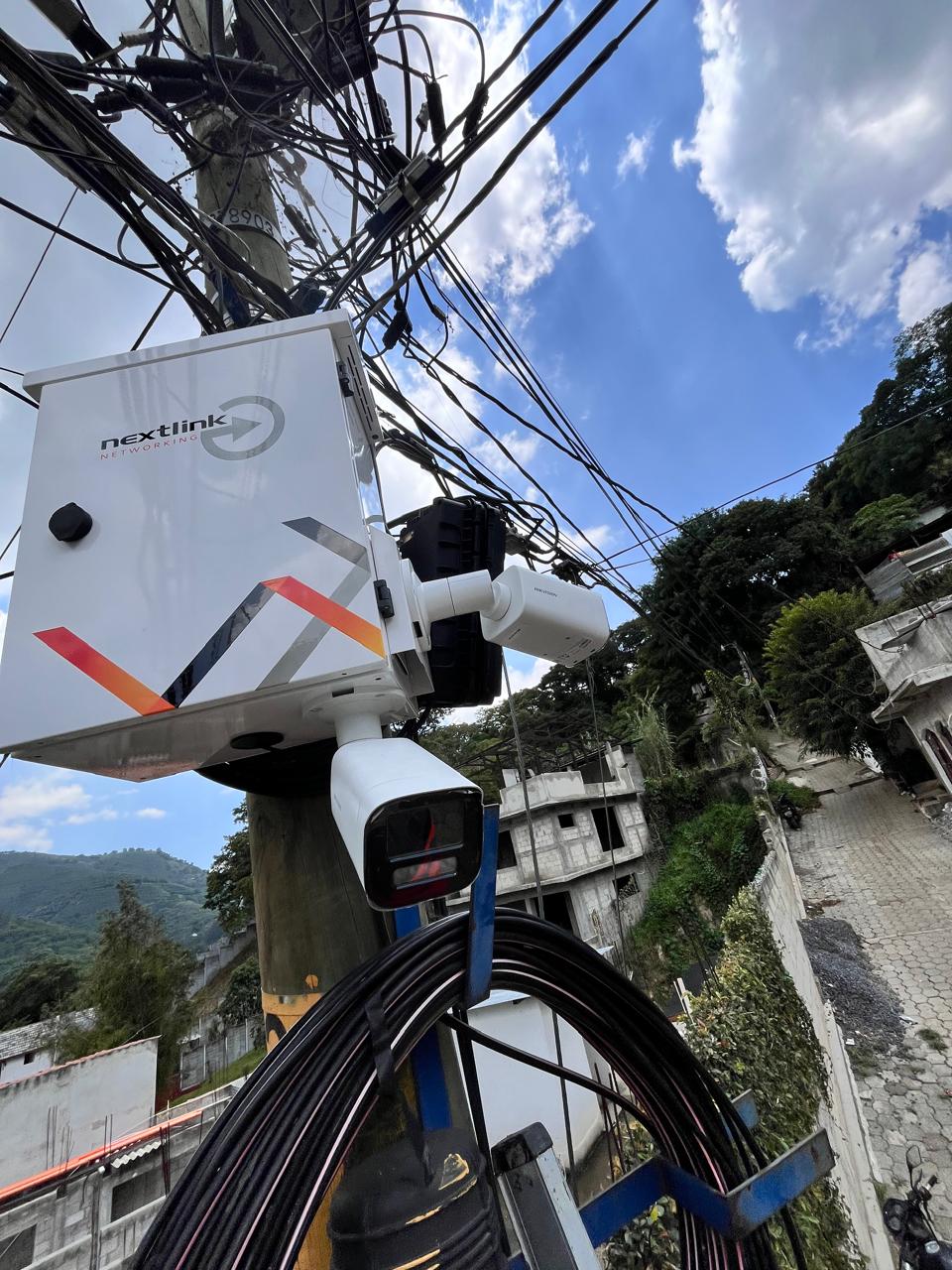 Gabinete de telecomunicaciones instalado en poste con cableado