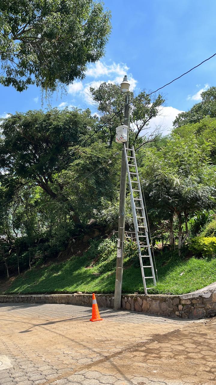 Instalacion vertical en poste con tecnico sobre escalera