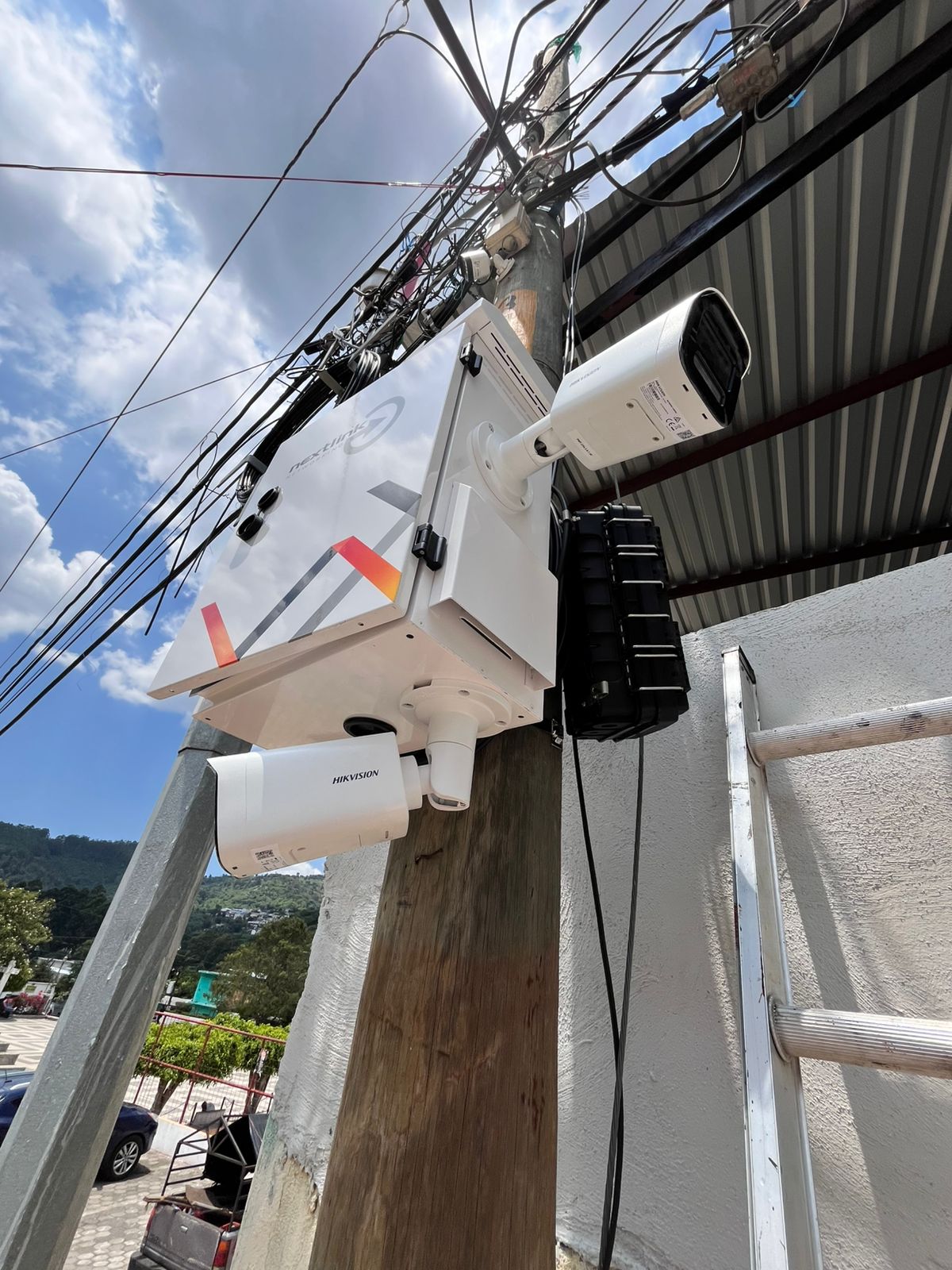 Poste con despliegue de fibra optica en zona rural o abierta