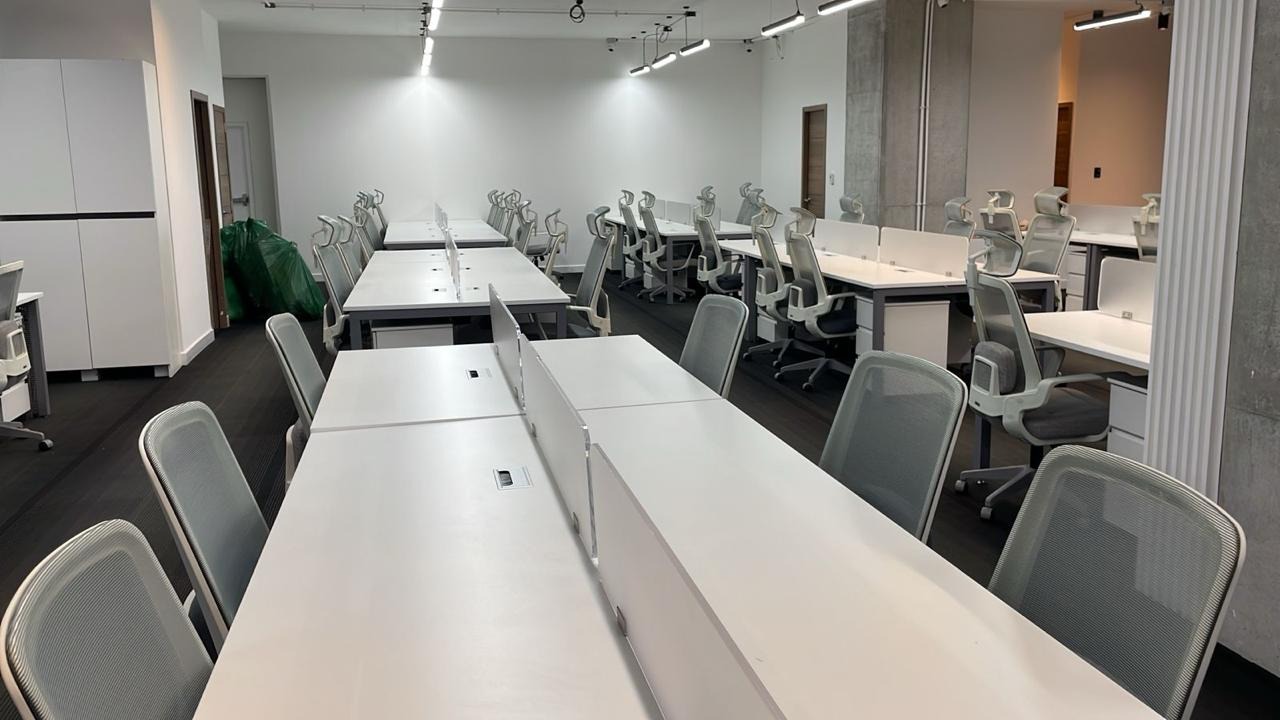 Área corporativa con estaciones de trabajo operativas y distribución abierta