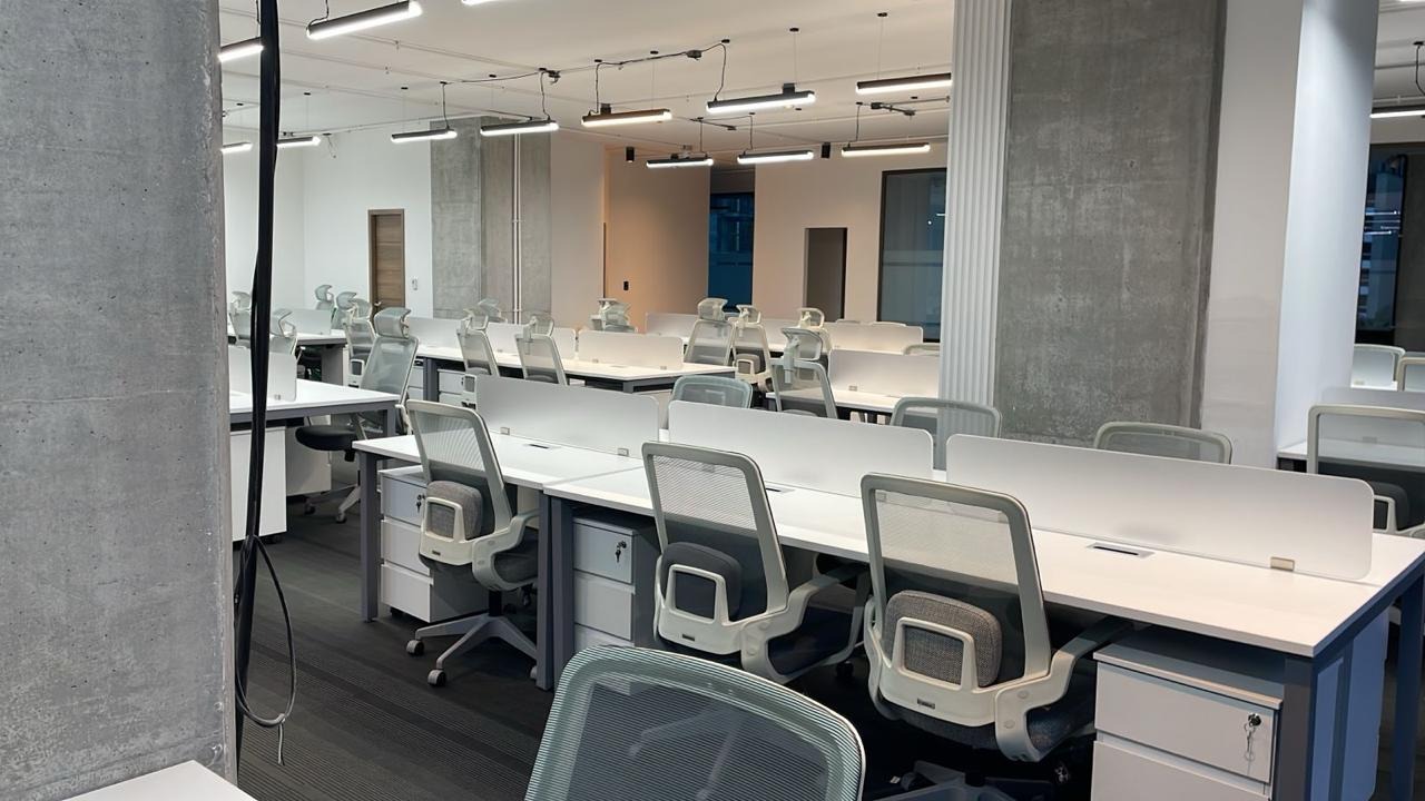 Oficinas corporativas con mobiliario técnico y espacios de trabajo integrados
