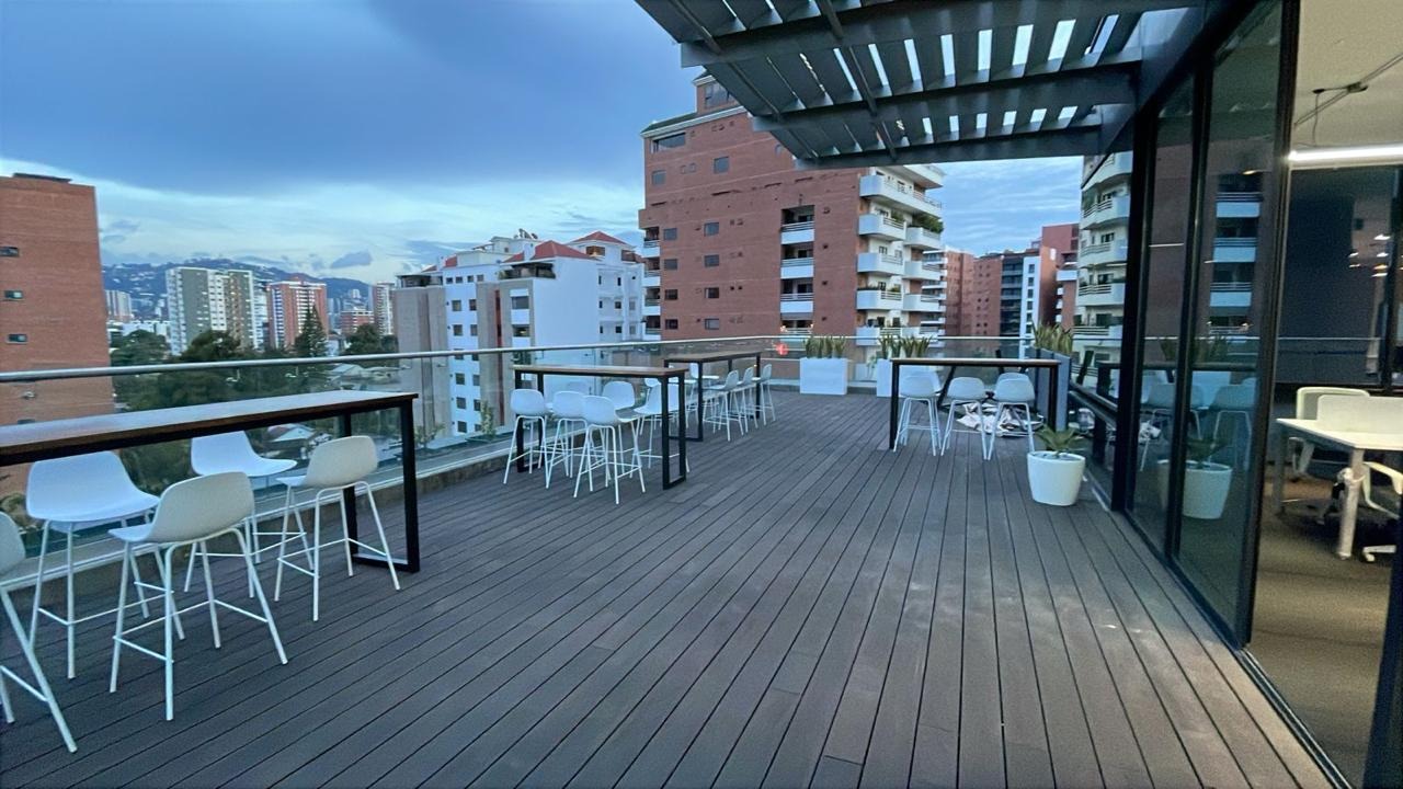 Terraza corporativa como área complementaria para reuniones y descanso